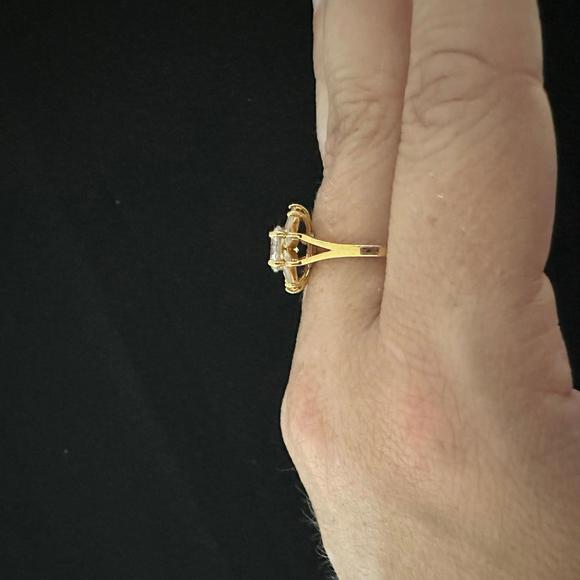 Gold Starburst Ring Sz 8 - Picture 3 of 3